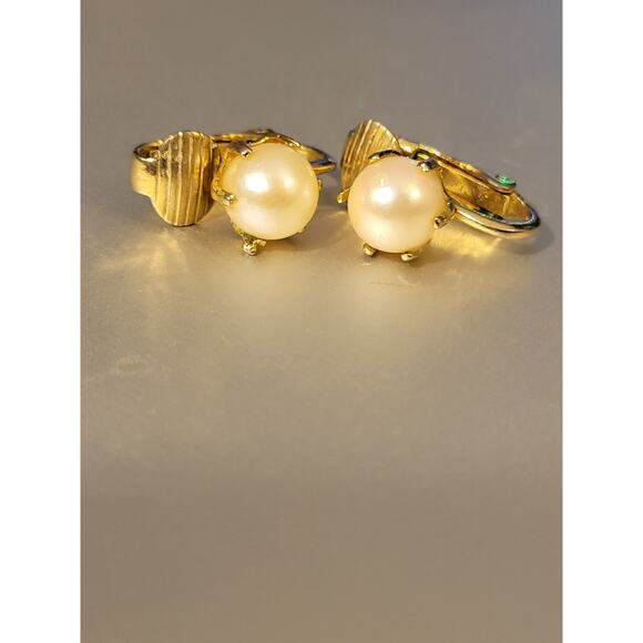 White Pearls Goldtone clip on Earrings - Picture 1 of 4